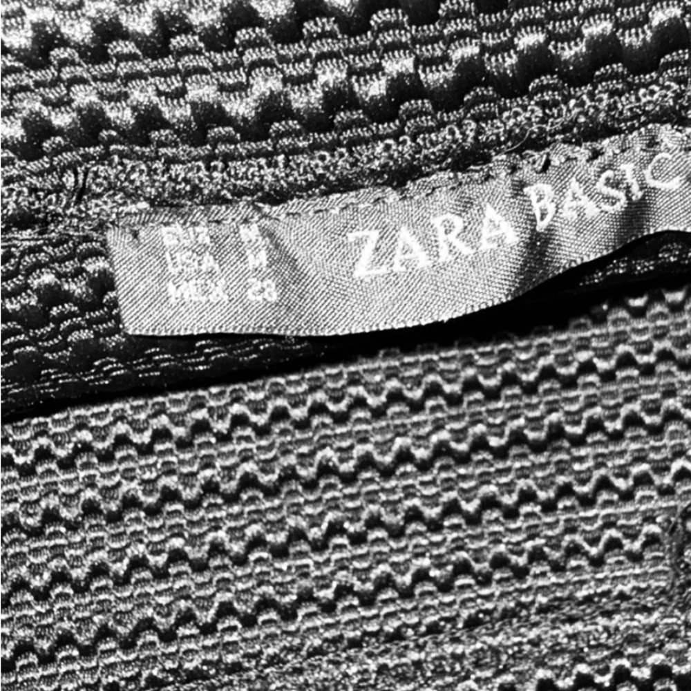 Zara Black Textured stretch Skirt with back  Zipper.  Ribbed, Size Medium - Picture 6 of 7